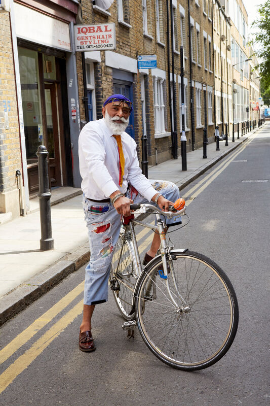 A Modest Living : Memoirs of a Cockney Sikh