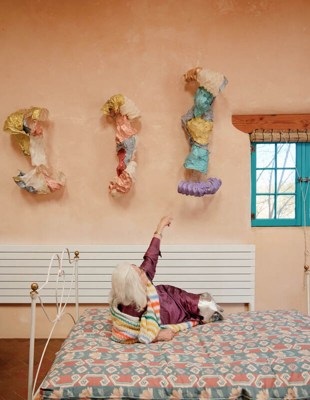 Lynda Benglis, Plus Magazine